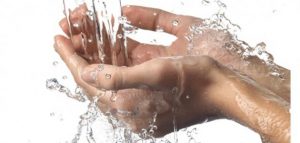 اهمية الماء للعناية بالبشرة الدهنية