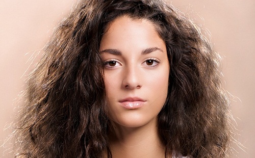 علاجات طبيعية منزلية للشعر المجعد