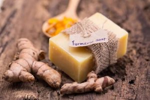 استخدامات صابونة الكركم للعناية بالبشرة
