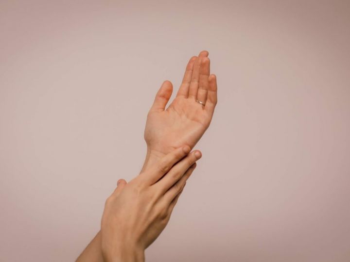 طرق منزلية للتخلص من تشقق اليدين