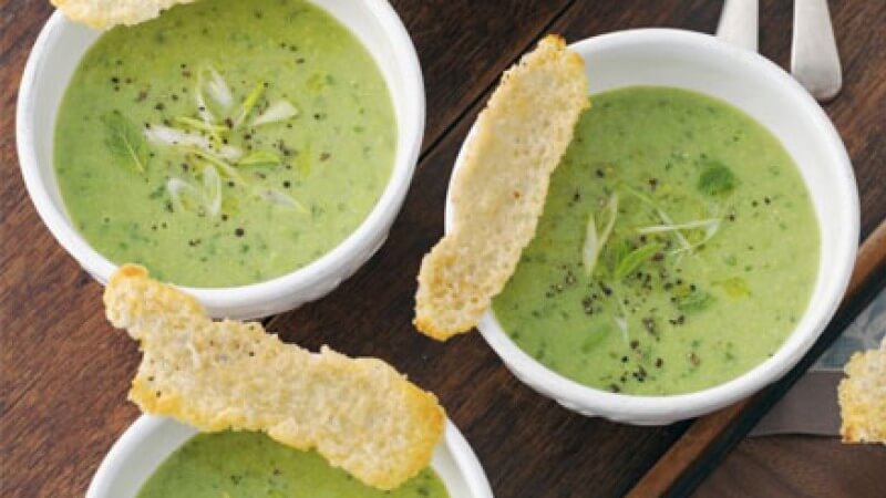 طريقة عمل شوربة البطاطس والبسلة الخضراء
